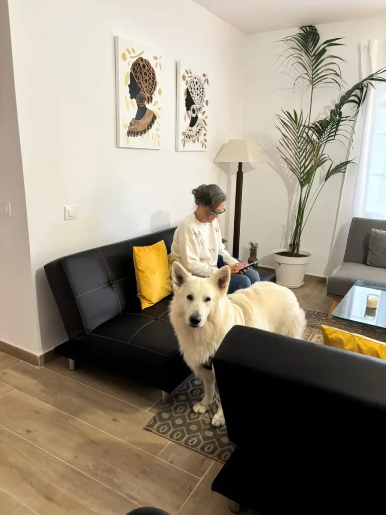 Huésped con su perro dentro de una habitación de Finca Avellaneda