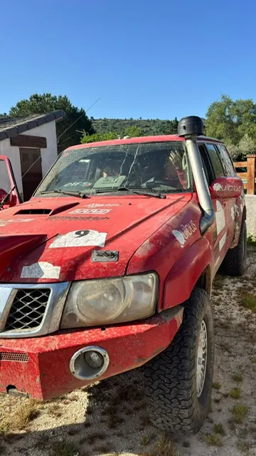Todoterreno rojo de rally preparado para una ruta 4x4 en Finca Avellaneda