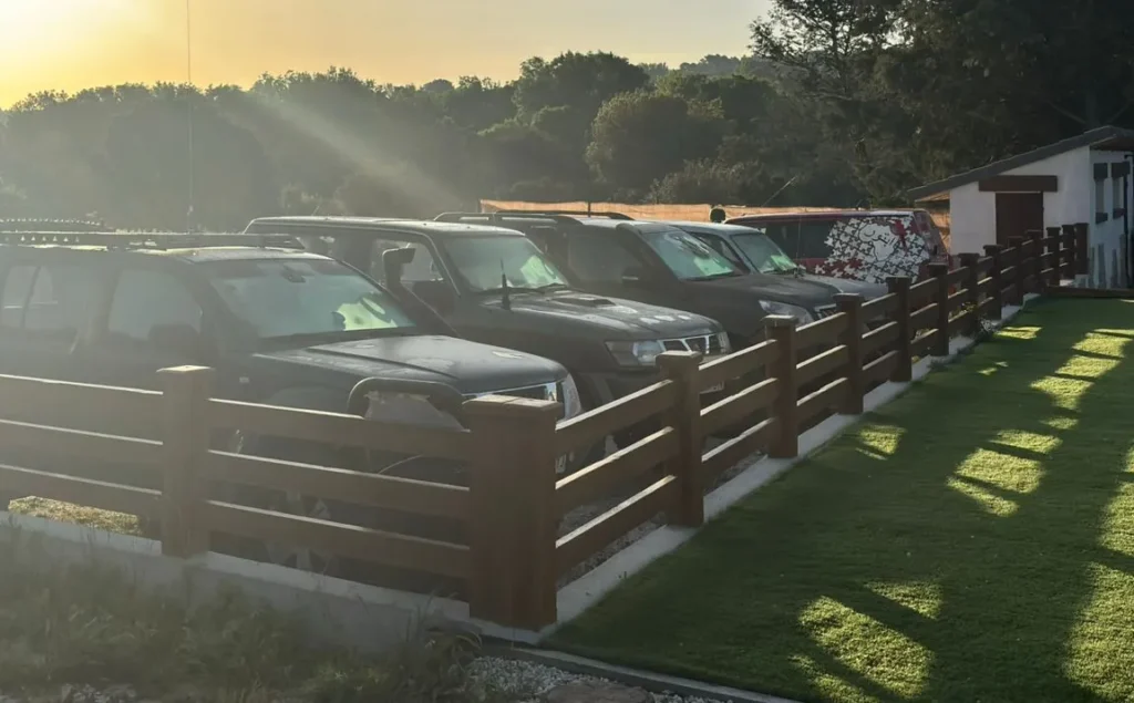 Todoterrenos 4x4 de una ruta aparcados en Finca Avellaneda, Navahondilla