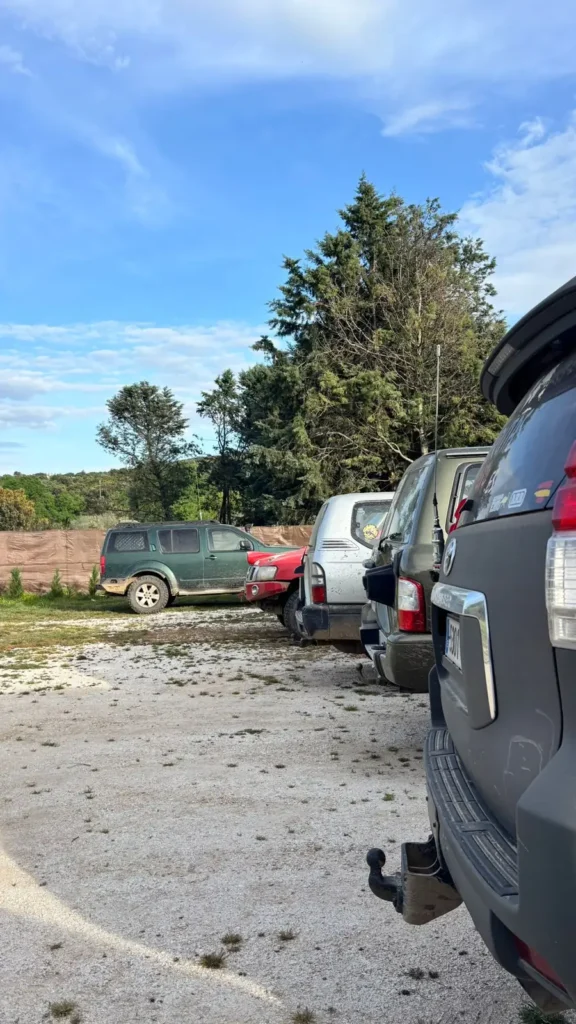 Vehículos todoterreno aparcados antes de una ruta cerca de Navahondilla