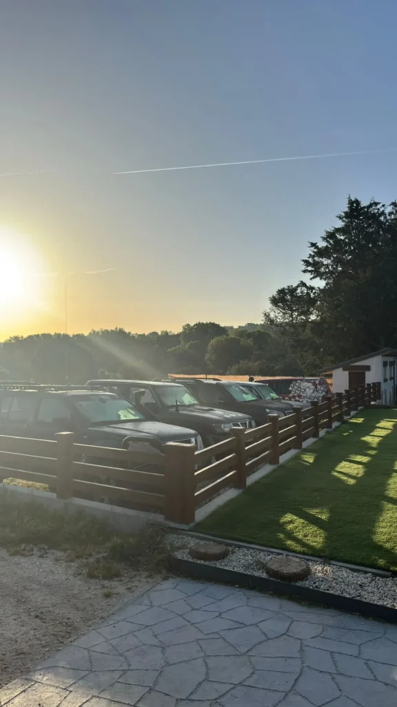 Todoterrenos 4x4 aparcados en Finca Avellaneda al atardecer